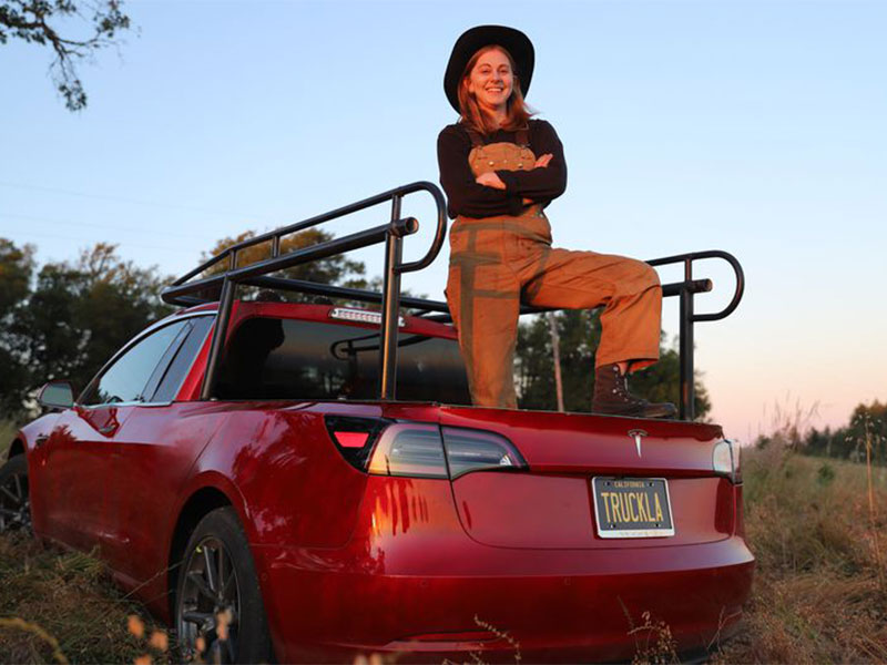 فيديو يحبس الأنفاس... فتاة تصنع أول تسلا بيك-أب في العالم بنفسها